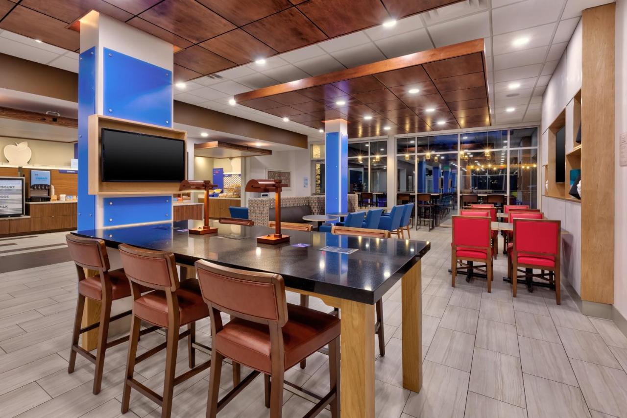 Holiday Inn Express & Suites - Milan - Sandusky Area By Ihg Bagian luar foto